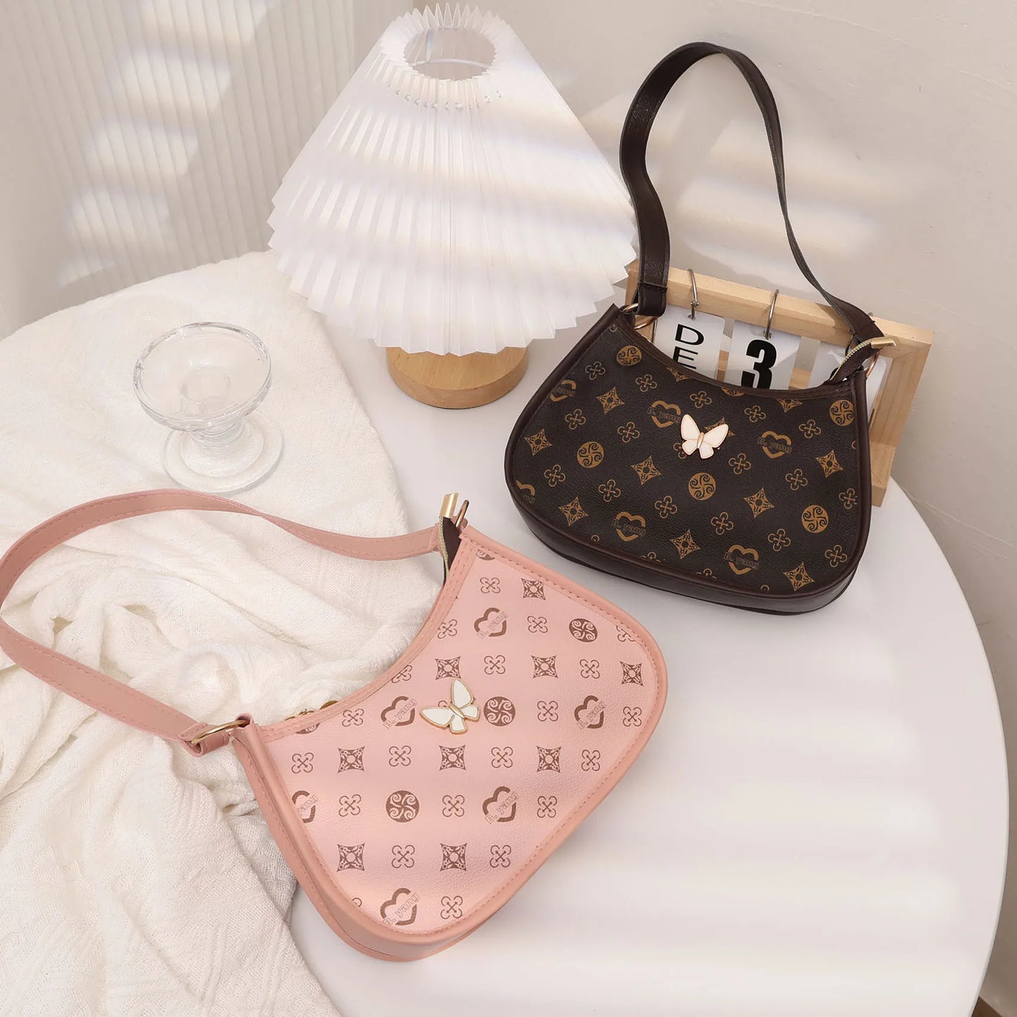 Halvemaan Schoudertas met Vlinder – Trendy PU Leren Onderarmtas voor Dames