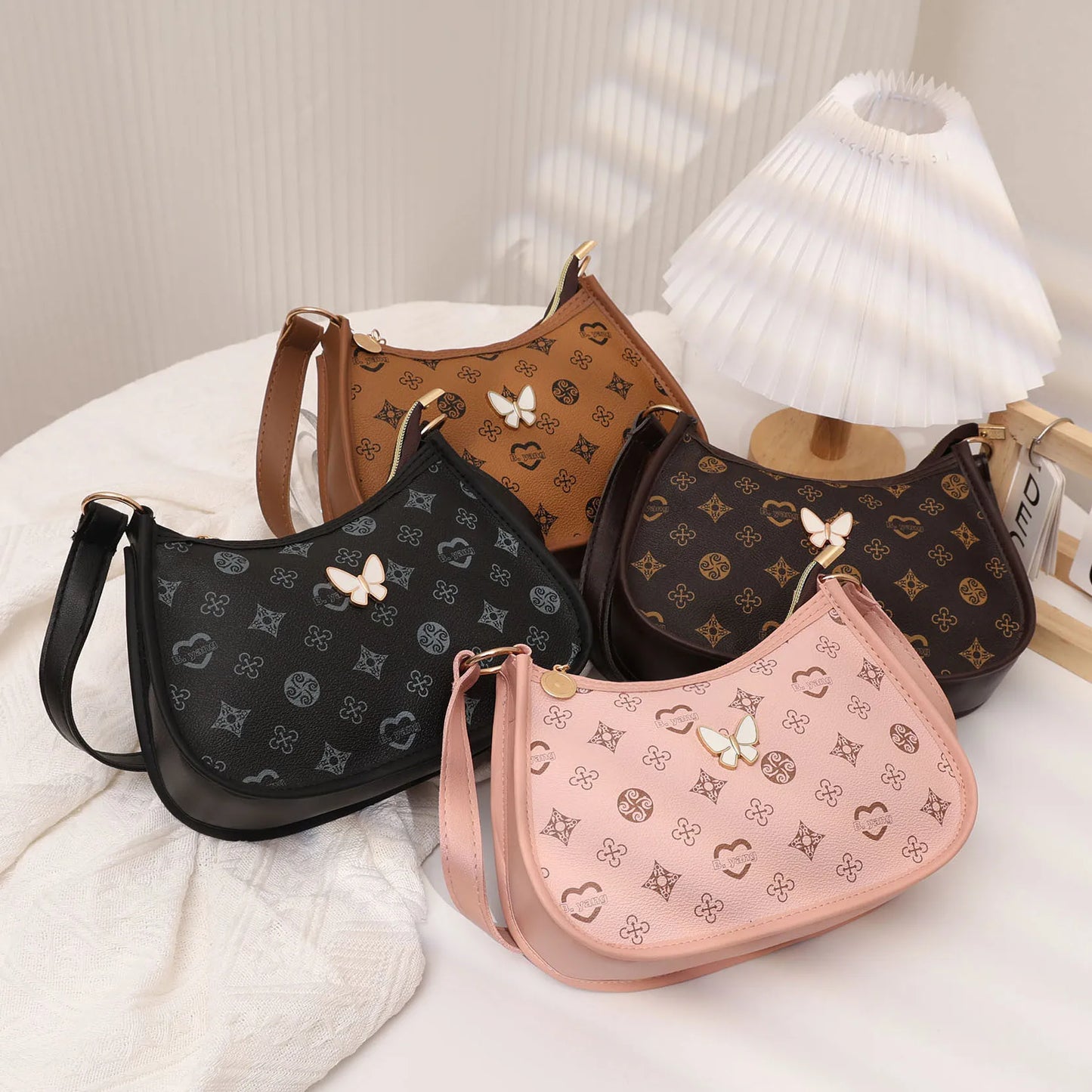 Halvemaan Schoudertas met Vlinder – Trendy PU Leren Onderarmtas voor Dames