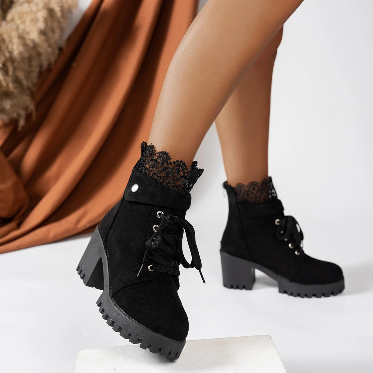 Zwarte Dames Enkellaarsjes met Kant en Hak – Elegante Nubuck Winter Boots met Vetersluiting
