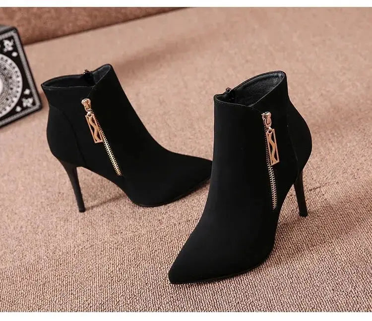 Zwarte Dames Enkellaarsjes met Puntneus en Rits – Elegante Hoge Hakken van Flock